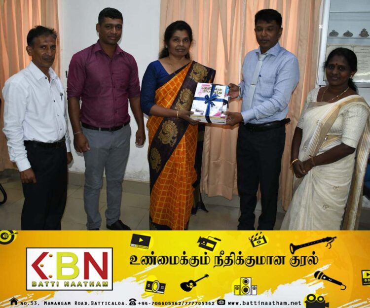 ஏறாவூர் பற்று விபுலானந்தா பொது நூலகத்திற்கு மட்டக்களப்பு மாவட்ட அரசாங்க அதிபரினால் நூல்கள் வழங்கி வைப்பு!