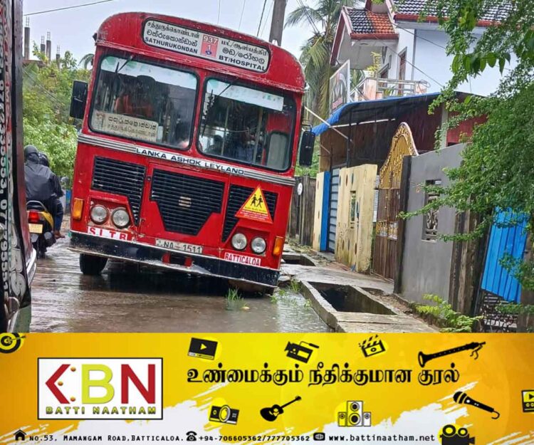 சற்றுமுன்னர் வீதியில் புதையுண்ட சத்துருக்கொண்டான் பேருந்து!