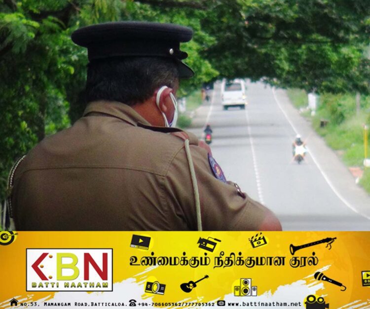 மரத்தின் கீழ் சிறுநீர் கழித்துக் கொண்டிருந்த பொலிஸ் பரிசோதகர் மீது தாக்குதல்!