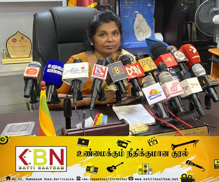 பொதுமக்கள் தமது ஆவணங்களை வழங்கி உறுதிகளைப் பெற்றுக்கொள்ளுமாறு மட்டக்களப்பு மாவட்ட அரசாங்க அதிபர் திருமதி ஜே.ஜே.முரளிதரன் வேண்டுகோள் விடுப்பு!