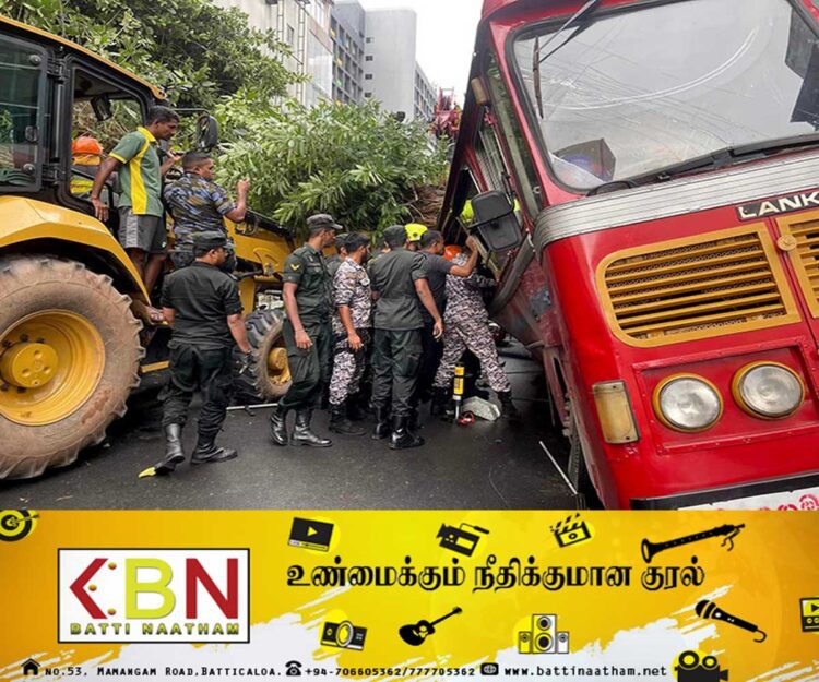 இ.போ.ச பஸ் மீது முறிந்து விழுந்த மரம்!