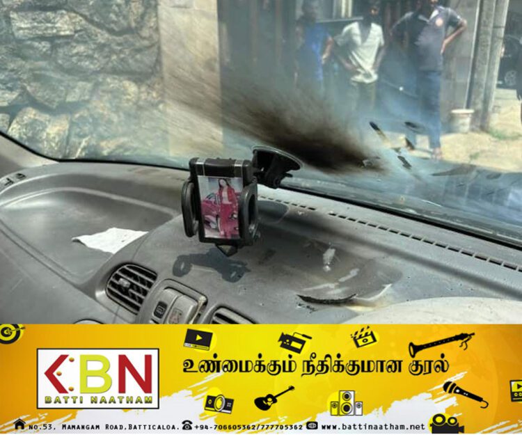 காருக்குள் வெடித்து சிதறிய தொலைபேசி!