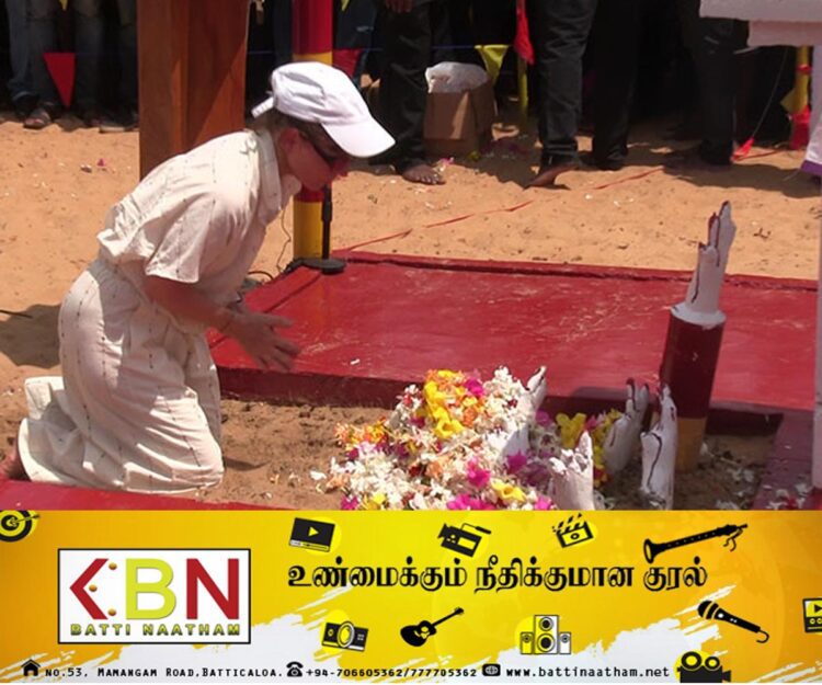 முள்ளிவாய்க்கால் நினைவு தூபிக்கு மலர்தூவி அஞ்சலி செலுத்திய சர்வதேச மன்னிப்புச்சபை செயலாளர்!