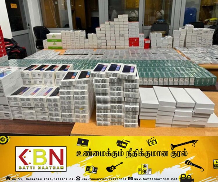 கட்டுநாயக்க விமான நிலையத்தில் 1,083 கையடக்கத் தொலைபேசிகளுடன் இருவர் கைது!