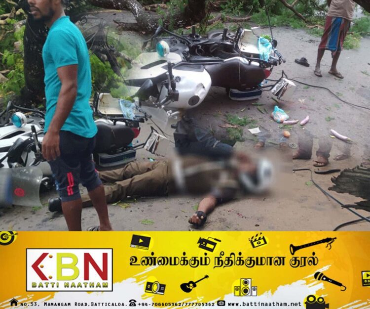 பொலிஸார் சென்றுகொண்டிருந்த மோட்டார் சைக்கிள் மீது முறிந்து விழுந்த மரம்!