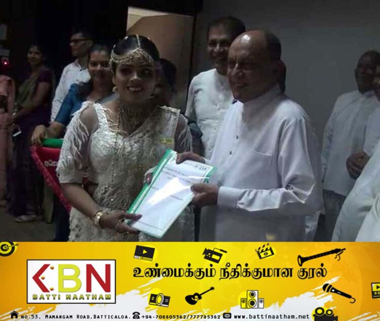 திருமண கோலத்தில் ஆசிரியர் நியமனம் பெற வந்த யுவதி!