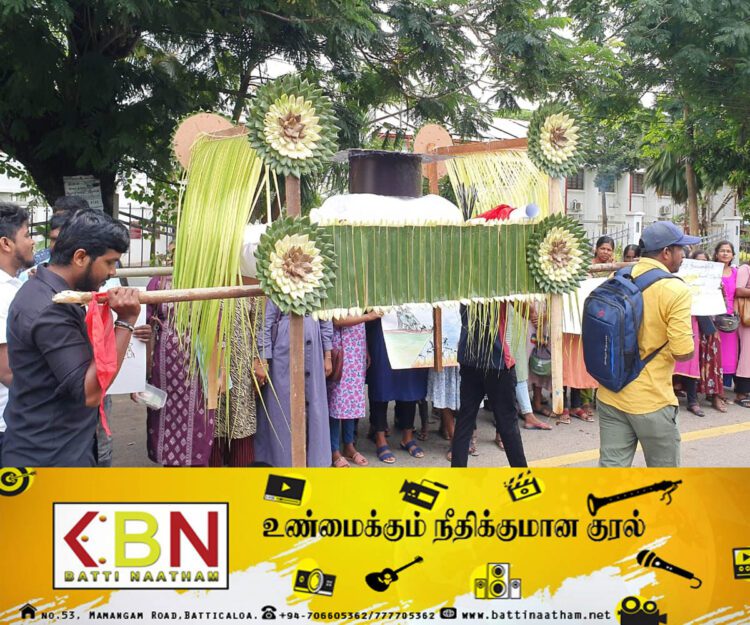 பல்கலைக்கழக பட்டத்திற்கு பாடை கட்டி யாழில் போராட்டம்!