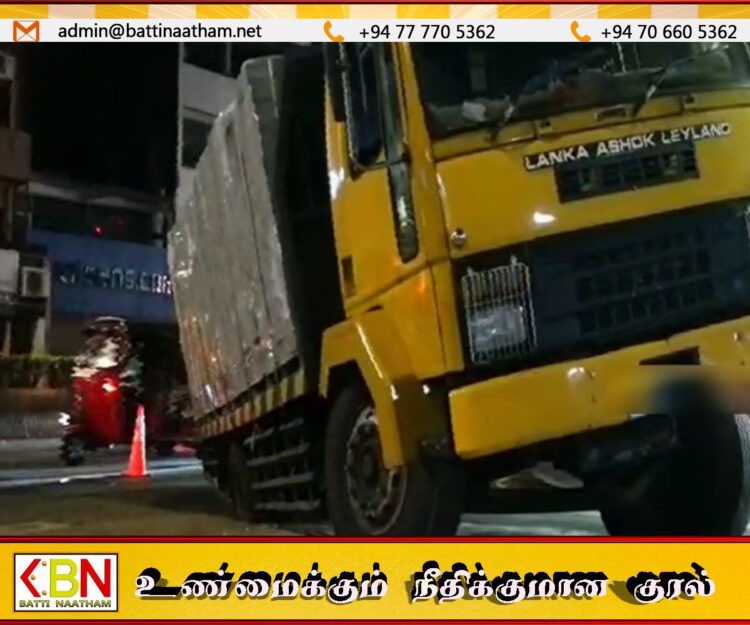 வீதியில் புதைந்து சிக்கிக் கொண்ட பார ஊர்தி; ​வௌ்ளவத்தையில் சம்பவம்