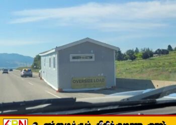 கனடாவில் அதிவேக நெடுஞ்சாலையில் விழுந்து கிடந்த வீடு
