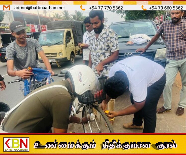 வவுனியாவில் துவிச்சக்கர வண்டிகளுக்கு ஒளியூட்டக்கூடிய ஸ்டிக்கர்களை ஒட்டிய பொலிஸார்