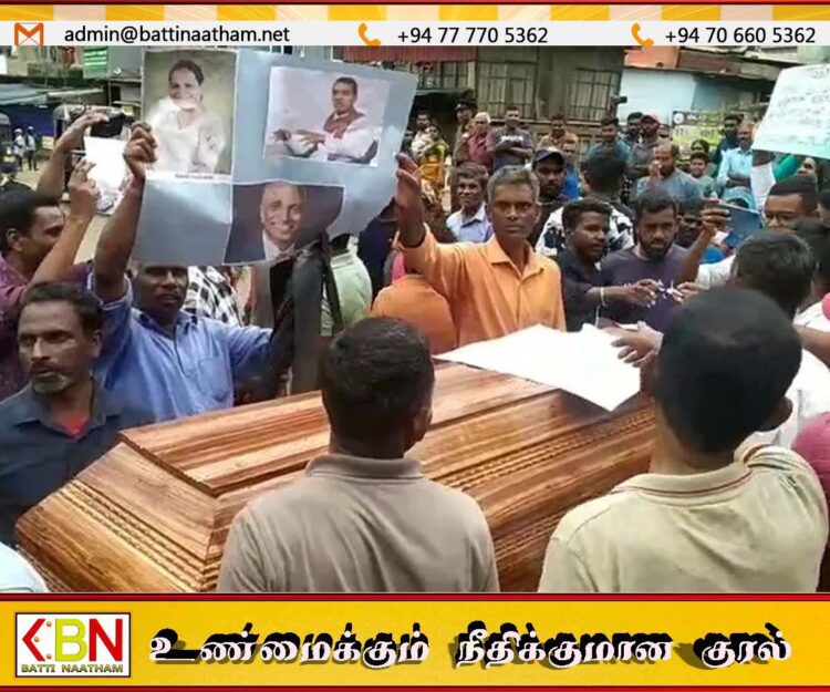 நாமல், நிசாம் காரியப்பர்,ரணில், சஜித் போன்ற எதிர்கட்சியினரின் உருவ பொம்மைகள் எரிப்பு