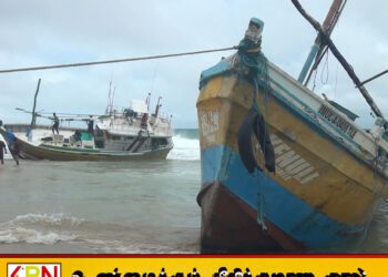 அசாதாரண கடல் கொந்தளிப்பால் மட்டு ஏறாவூரில் கரையொதுங்கிய காரைதீவு மீனவப் படகுகள்