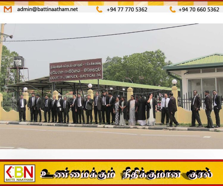 மட்டு நீதிமன்றம் முன்பாக சட்டத்தரணிகள் கவன ஈர்ப்பு போராட்டம்