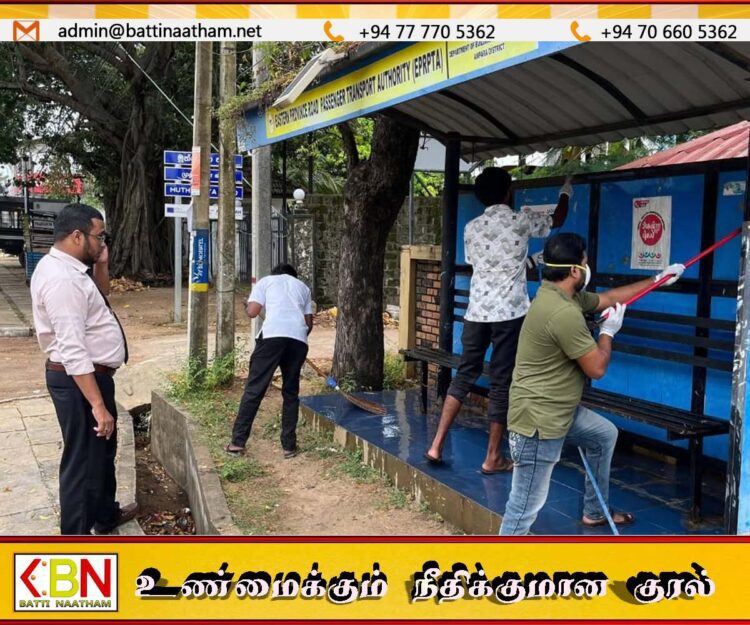 பொத்துவில் பஸ் தரிப்பிடத்தை சுத்தப்படுத்திய சுகாதார வைத்திய அதிகாரி குழுவினர்