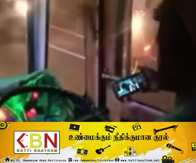 கையடக்க தொலைபேசியில் படம் பார்த்தபடி பேருந்தை ஓட்டிய சாரதி!