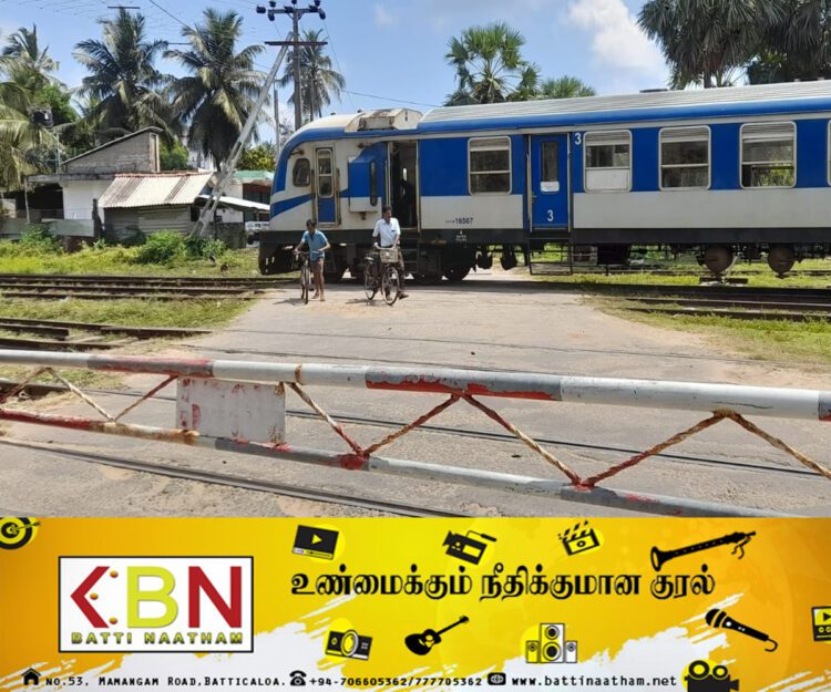 இயந்திர கோளாறு காரணமாக மட்டு வைரவர் கோவில் புகையிரத கடவையை மறித்து நிற்கும் ரயில்!