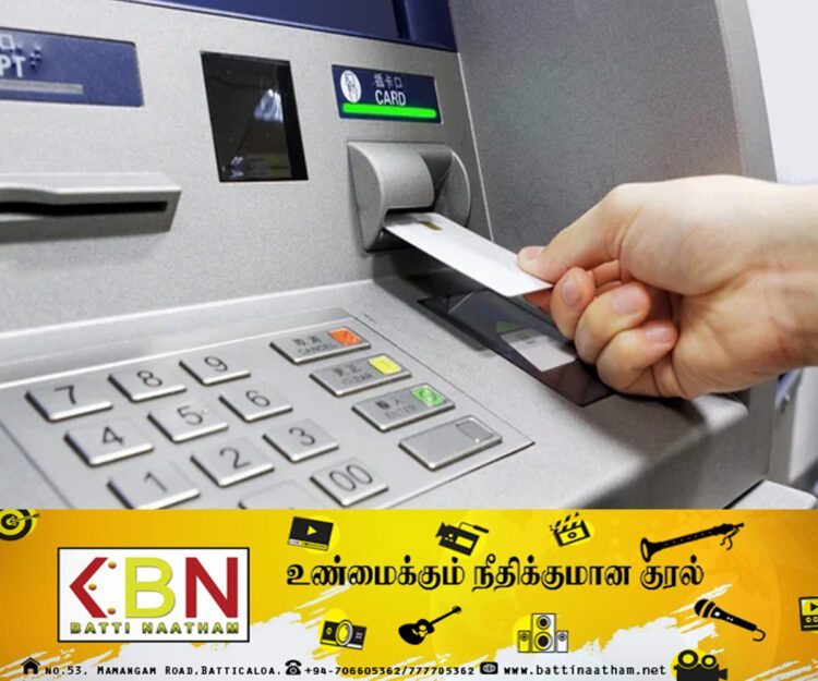 ஏரிஎம்(ATM) அட்டைகளுக்கு தட்டுப்பாடு; வங்கிகளில் வரிசையில் நிற்கும் மக்கள்!