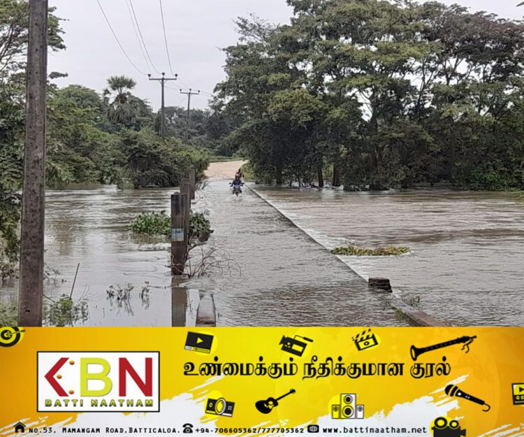 மழைக்காலங்களில் பாலத்தை மூடும் ஆறு; அச்சுறுத்தலான நிலையில் பயணிக்கும் மக்கள்!