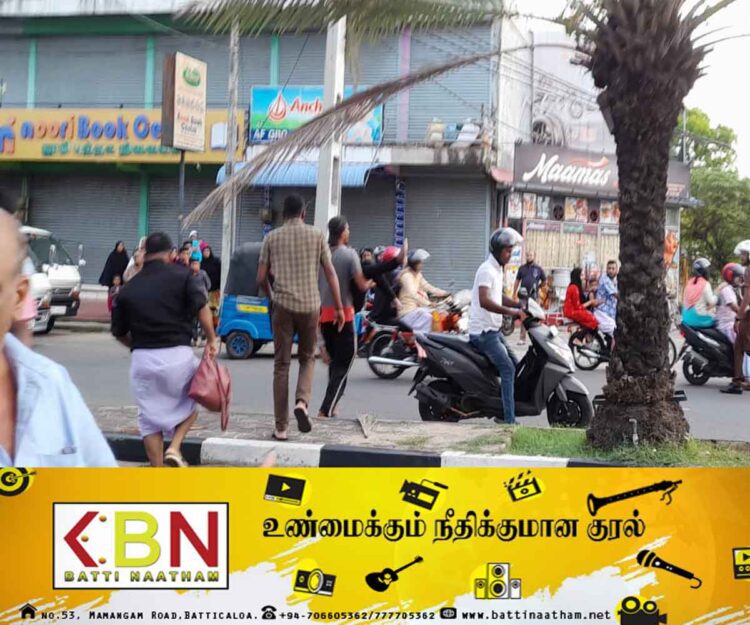 மட்டக்களப்பு காத்தான்குடி பிரதான வீதியில் விபத்து; போக்குவரத்து அதிகாரிகளை பார்த்து பயந்து பெண்ணுடன் மோதுண்ட இளைஞன்!