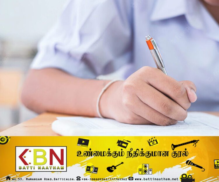 பரீட்சை நிலையத்தில் செய்வதறியாது தவித்த மாணவி; உதவிக் கரம் கொடுத்த பொலிஸ் அதிகாரி!