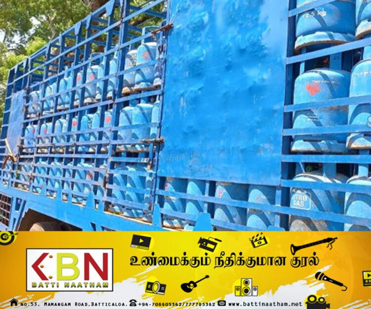 வெற்று எரிவாயு கொள்கலன்களுடன் கடத்தப்பட்ட வாகனம்; பொலிஸாரால் மீட்பு!