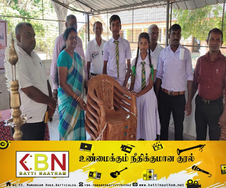கிழக்கு மாகாண தமிழ் ஆசிரியர் சங்கத்தினால் பாடசாலைக்கு கதிரைகள் வழங்கிவைப்பு!