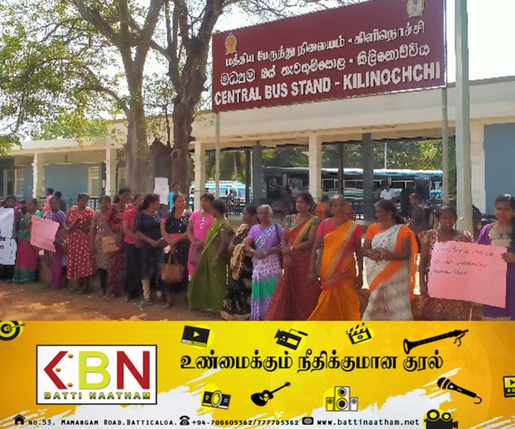 வெளிநாடு சென்ற பெண்களை மீட்டு தருமாறு பெண்கள் அமைப்பு போராட்டம்; கிளிநொச்சியில் ஆர்ப்பாட்டம் முன்னெடுப்பு!