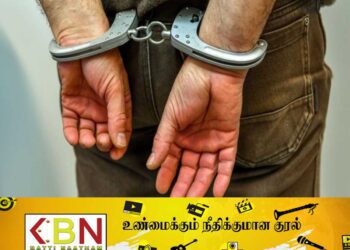 பொலிஸாரை மிரட்ட தனது குழந்தையின் கழுத்தில் கத்தி வைத்த தந்தை!