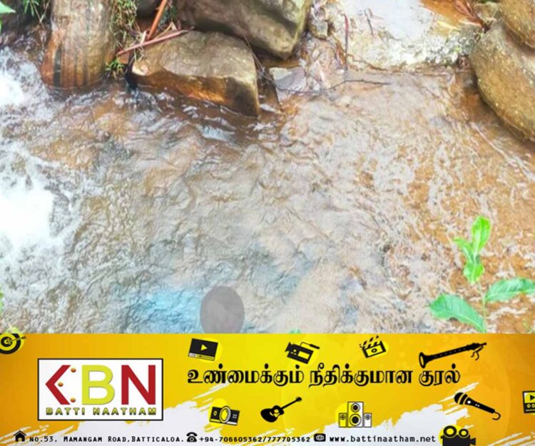 பொலித்தீன் உறையில் போடப்பட்டவாறு அருவியில் சிசுவின் சடலம்!