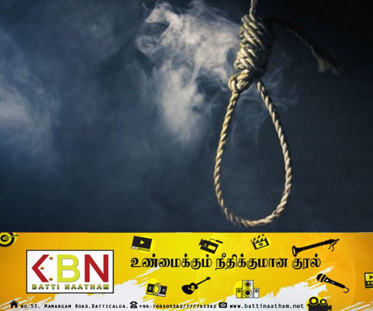 தூக்கில் தொங்கிய நிலையில் சடலமாக மீட்கப்பட்ட பல்கலைக்கழக மாணவி!