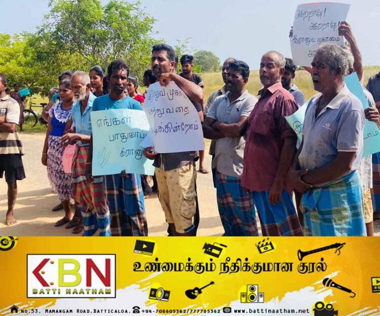 இராணுவ முகாமை அகற்றாதே; யாழ் கற்கோவளம் பிரதேச மக்கள் ஆர்ப்பாட்டம்!