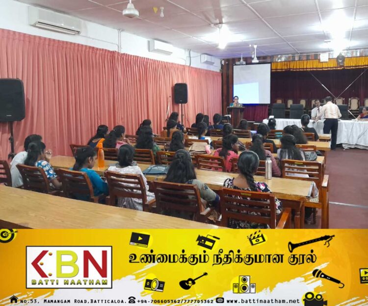 மண்முனை வடக்கு பிரதேச செயலகத்தில் சிறுதொழில் முயற்சியாளர்களுக்கு இணையவழி சந்தைப்படுத்தல் செயலமர்வு!