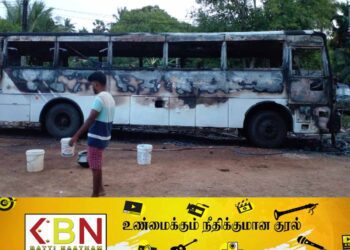 வீட்டிற்கு முன்பாக நிறுத்திவைக்கப்பட்டிருந்த பஸ் முற்றாக தீக்கிரை!