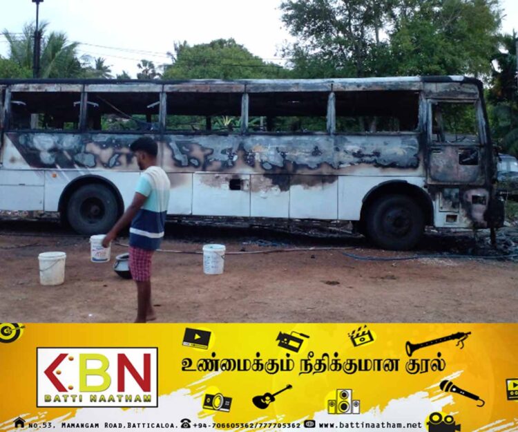வீட்டிற்கு முன்பாக நிறுத்திவைக்கப்பட்டிருந்த பஸ் முற்றாக தீக்கிரை!