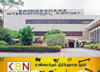 பயணியின் நகைகளை திருடிய விமான நிலைய அதிகாரி கைது!