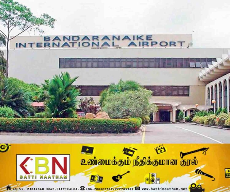 பயணியின் நகைகளை திருடிய விமான நிலைய அதிகாரி கைது!