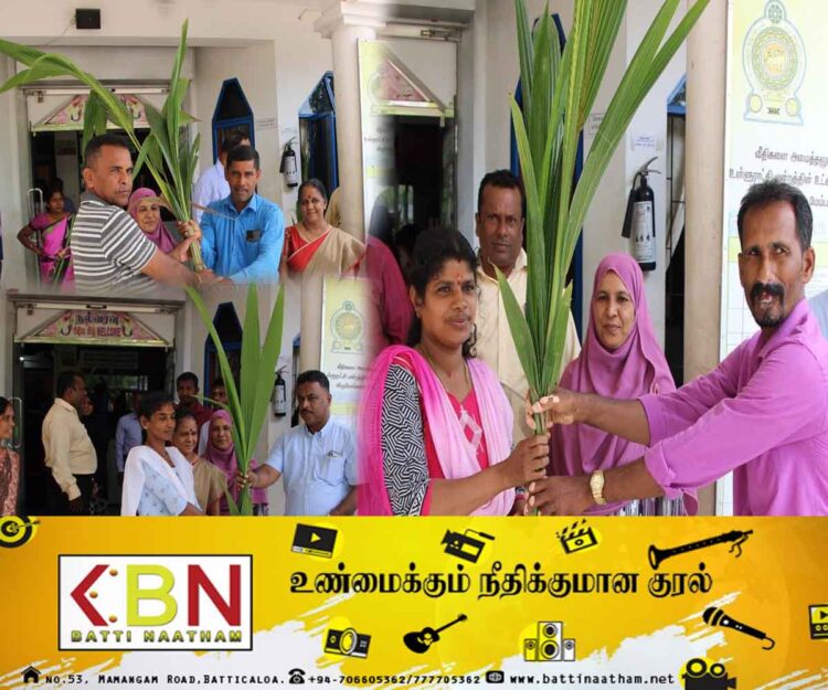 ஆரையம்பதி பிரதேச செயலக பிரிவில் புதிய வீடுகள் அமைப்பவர்களுக்கு தென்னை மரங்கள் வழங்கி வைப்பு!