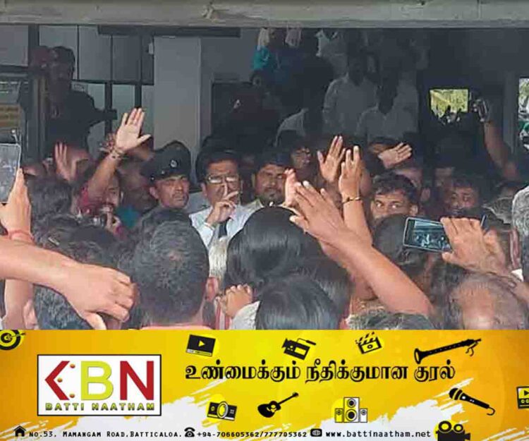 பொதுமக்களால் தடுத்து வைக்கப்பட்ட அம்பாறை மாவட்ட அரசாங்க அதிபர்!
