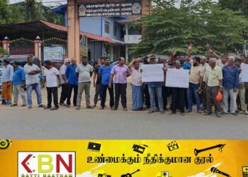 களுவாஞ்சிகுடி முச்சக்கர வண்டி சாரதிகள் பிரதேச சபைக்கு முன்னால் போராட்டம்!
