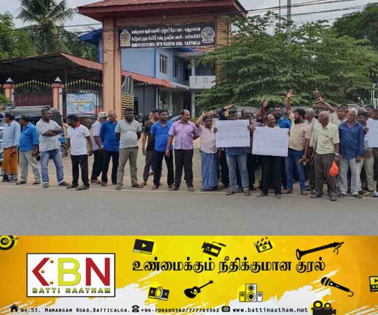 களுவாஞ்சிகுடி முச்சக்கர வண்டி சாரதிகள் பிரதேச சபைக்கு முன்னால் போராட்டம்!
