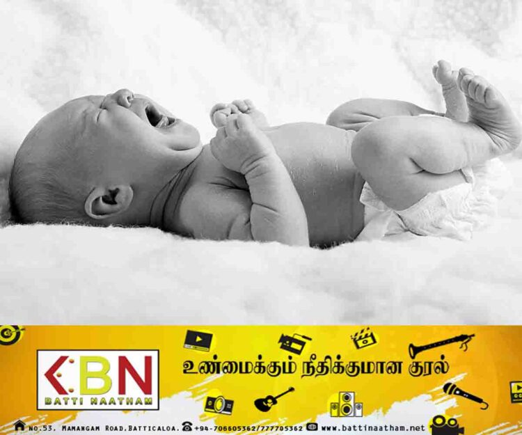 இறந்து பிறந்த குழந்தை இறுதி சடங்கில் கண்விழித்து அழுததால் பரபரப்பு!