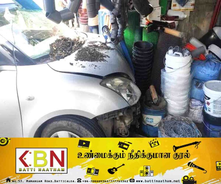 ஆரையம்பதி பிரதான வீதியில் கட்டுப்பாட்டினை இழந்து கடையை உடைத்து சென்ற கார்!
