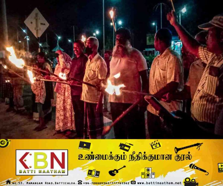 மட்டு நகரில் கைகளில் தீப்பந்தங்கள் ஏந்தியவாறு கவன ஈர்ப்பு போராட்டம்!