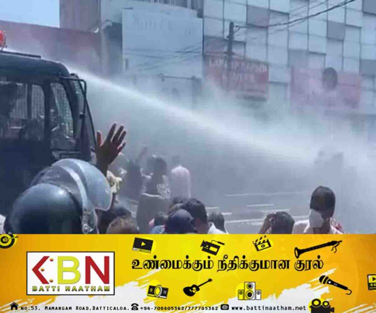 ஆசிரியர்கள், அதிபர்கள் மீது பொலிஸார் கண்ணீர்ப் புகை தாக்குதல்!