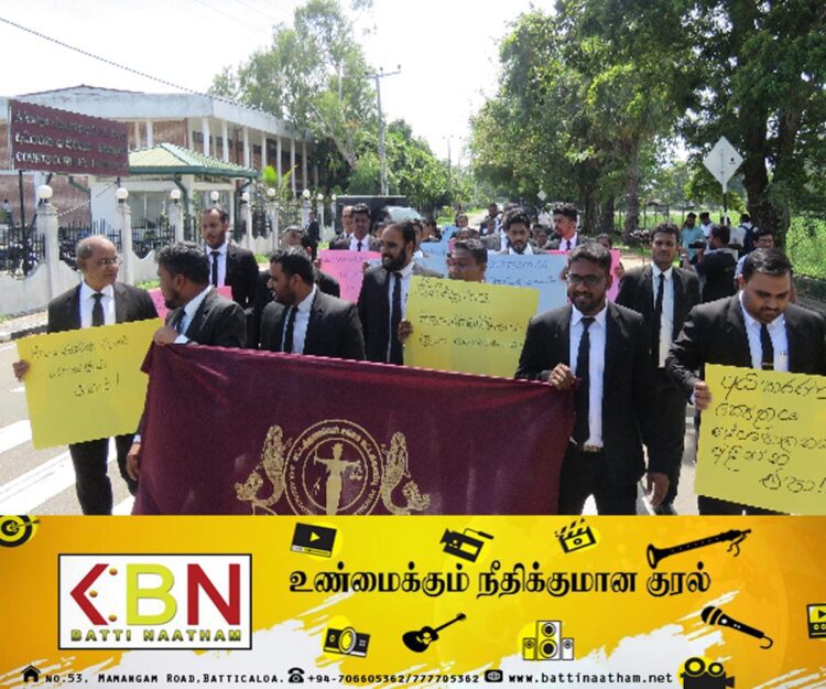 முல்லைத்தீவு நீதிபதிக்காக பெருகும் ஆதரவு; மட்டு சட்டத்தரணிகள் சங்கம் போராட்டம்!