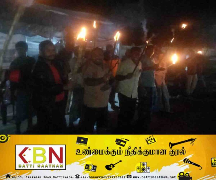 மட்டக்களப்பில் கொட்டும் மழையிலும் தீப்பந்தம் ஏந்திப் போராடும் பண்ணையாளர்கள்!