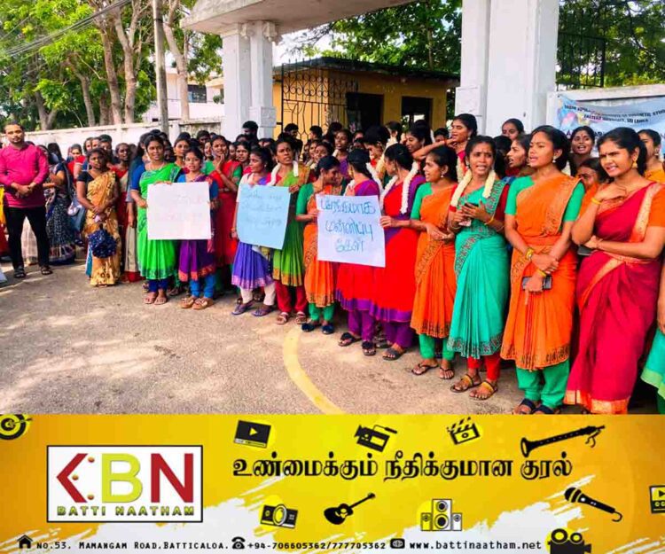 பரதக்கலைக்கு எதிராக மௌவியின் கருத்துக்கு எதிர்ப்பு தெரிவித்து மட்டக்களப்பு விபுலானந்தா அழகியல் கற்கைகள் நிறுவகத்தின் மாணவர் ஒன்றியத்தினரால் ஆர்ப்பாட்டம் முன்னெடுப்பு!