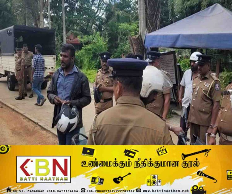 வவுனியாவில் காட்சிபடுத்தப்பட்ட மெய்யான தலைவர்கள் பதாதை; அகற்ற முற்பட்ட முன்னாள் போராளி கைது!