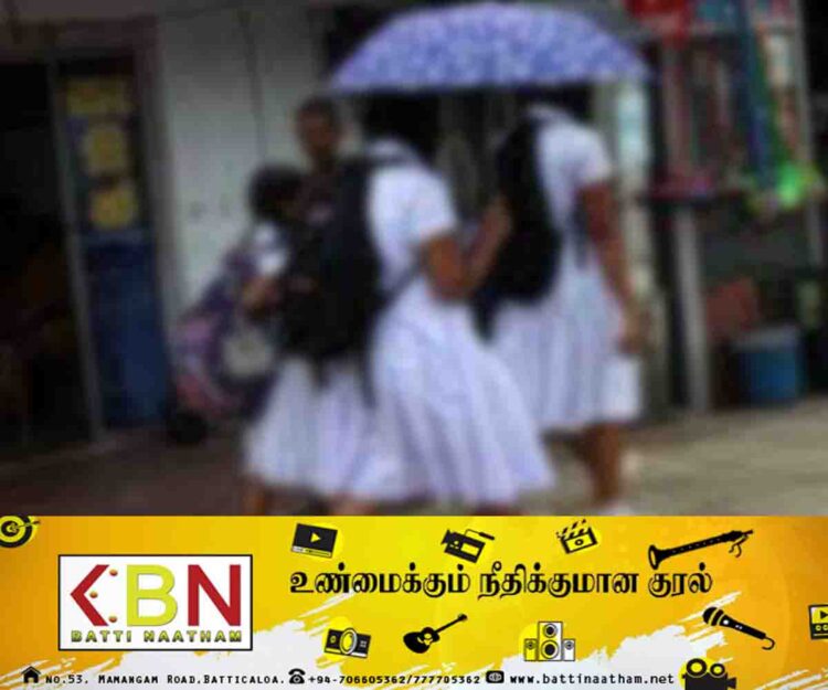 பாடசாலை மாணவியை வழி மறித்து முத்தமிட்ட இளைஞன்; பொலிஸாரால் கைது!