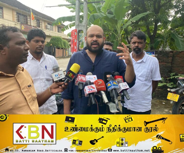 எமது மாவட்டத்தில் உள்ள முட்டாள் அபிவிருத்தி குழு தலைவரே அதற்கு காரணம்; சாணக்கியன் தெரிவிப்பு!
